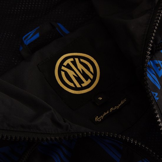 Binnenkant van een zwarte jas met label, Inter Milan logo en 'Recycled Polyester'.