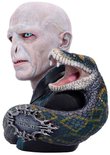 Buste van Lord Voldemort met slang en naambordje. De slang is groen en geel met een patroon.