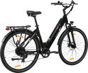 Zwarte elektrische damesfiets met rek, spatborden, versnellingen en schijfremmen, op witte achtergrond.