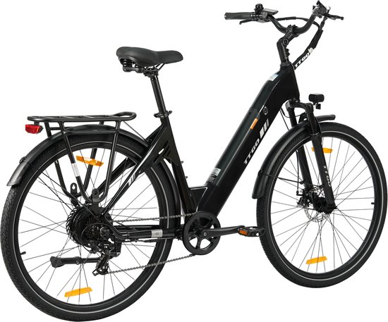 Zwarte elektrische damesfiets met rek, spatborden, versnellingen en schijfremmen, op witte achtergrond.