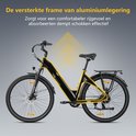 Zwarte elektrische fiets met een versterkt aluminium frame en gele accenten, met gearticuleerde schokabsorptie.