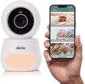 Witte Alecto babyfooncamera met nachtlamp en een smartphone die live beelden toont van slapende baby's.