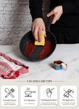 Un homme nettoie une poêle avec une sauce rouge à l'aide d'une éponge jaune. À côté de la poêle se trouve une boîte de concentré de tomate. Instructions d'utilisation et d'entretien.