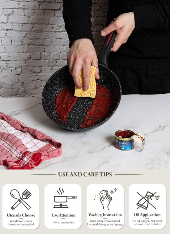 Un homme nettoie une poêle avec une sauce rouge à l'aide d'une éponge jaune. À côté de la poêle se trouve une boîte de concentré de tomate. Instructions d'utilisation et d'entretien.