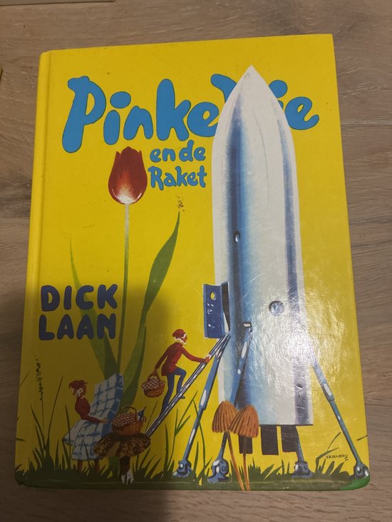 Gele kinderboek met de titel 'Pinkeltje en de Raket'. De raket is zilverkleurig met blauwe en witte accenten. De illustratie toont groene grasstengels.