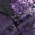 Detail van de knoopsluiting van een paarse jacquard blazer met bloemenpatroon.