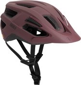 Donkerrode fietshelm met vizier, BBB.E logo en zwarte ventilatieopeningen.
