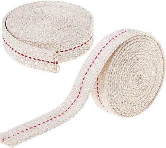 Twee opgerolde beige lonten met rode stiksels.