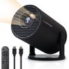 Zwarte Lumina beamer met lichtstraal, afstandsbediening en twee HDMI-kabels, op witte achtergrond.