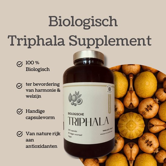 Fles 'Biologisch Triphala Supplement' naast een stapel gele vruchten, met lijst van voordelen.