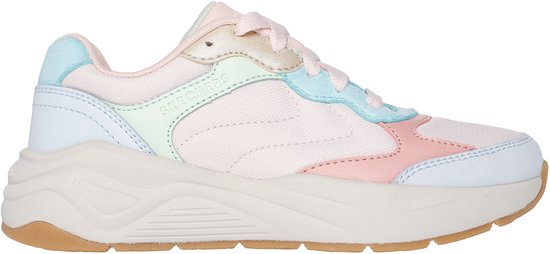 Roze sneaker met pastelkleurige panelen van lichtgroen, mintgroen, mintblauw en wit. De zool is crèmekleurig met een bruine rand.