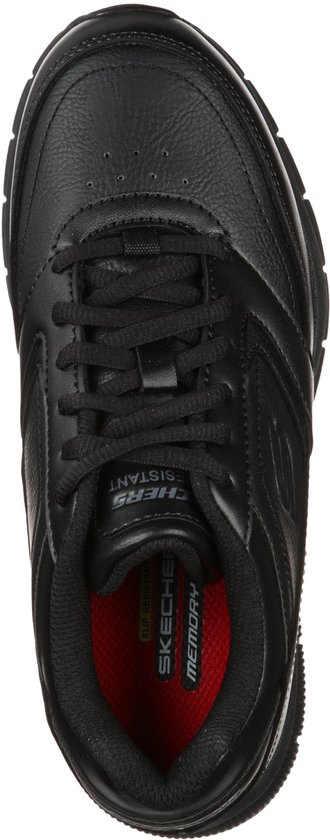 Topview van een zwarte Skechers veterschoen met rode "MEMORY FOAM" binnenzool.
