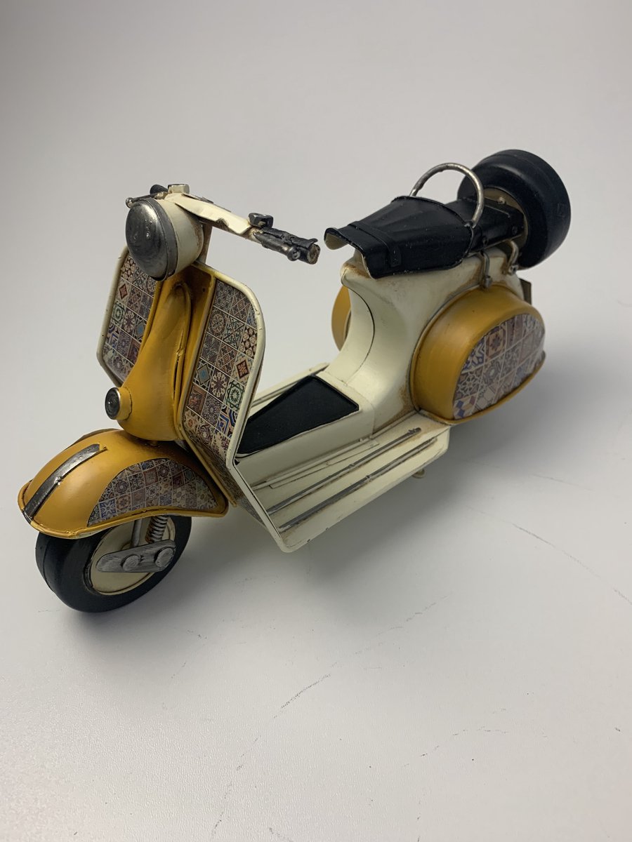 Vespa look retroo scooter metaal met ruit