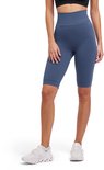 Model van voren gezien in blauwe, nauwsluitende capri-legging met textuur en hoge taille.