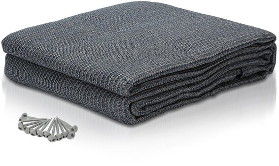 Een opgevouwen blauwgrijs campingtapijt van 300x400cm met 13 grondpennen ernaast op een witte achtergrond.