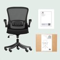 Zwarte bureaustoel met mesh rugleuning, inklapbare armleuningen en een gedetailleerde afbeelding op de verpakking.