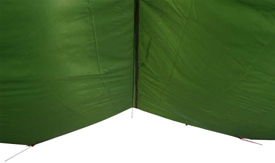 Bas de la bâche de camping verte.
