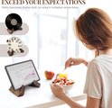 Een houten boekenstandaard wordt gebruikt om een tablet weer te geven, terwijl een vrouw aan een fruitsalade eet. Andere beelden tonen een LP en een decoratief bord.