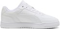 Witte Puma sneaker met vetersluiting, Puma-strepen op de zijkant en perforaties op de neus.