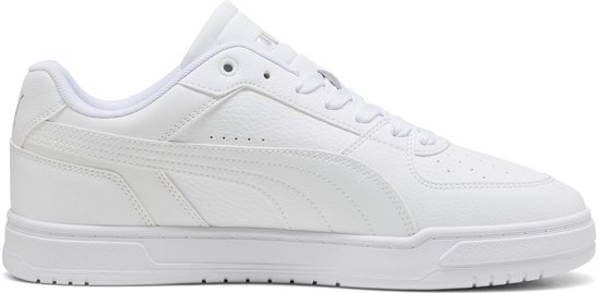 Witte Puma sneaker met vetersluiting, Puma-strepen op de zijkant en perforaties op de neus.