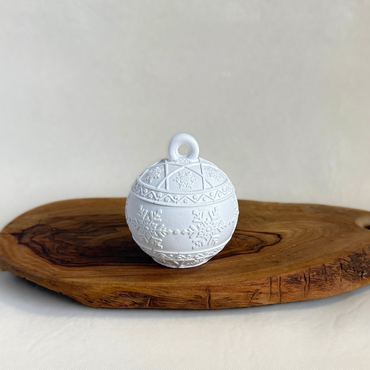 White Christmas Sojakaars - Kerstbal Geurkaars met Sneeuwvlokken - Handgemaakt - 100% Sojawas - Witte Kerst Decoratie