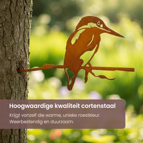 Roestbruin metalen ijsvogeltje op een takje bevestigd aan een boom. Zomerse, groene achtergrond.