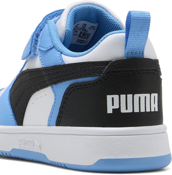 Close-up van de hiel van een blauwe Puma sneaker met zwart Puma logo.