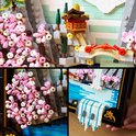 Detailopnames van LEGO Art Japanse Kersenbloesem Landschap muurdecoratie: kersenbloesembomen, kraanvogels, waterval, berg en toren.