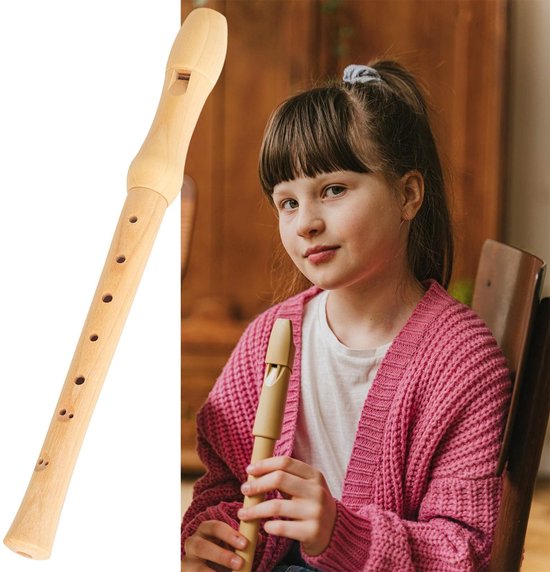 Een meisje met een roze vest speelt op een houten blokfluit.