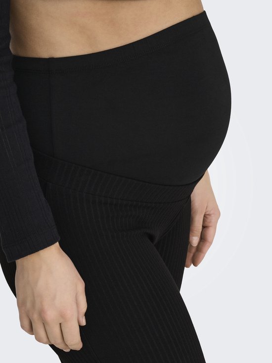 Zij-aanzicht van een zwarte zwangerschapsbroek met wijde pijpen en een hoge tailleband.