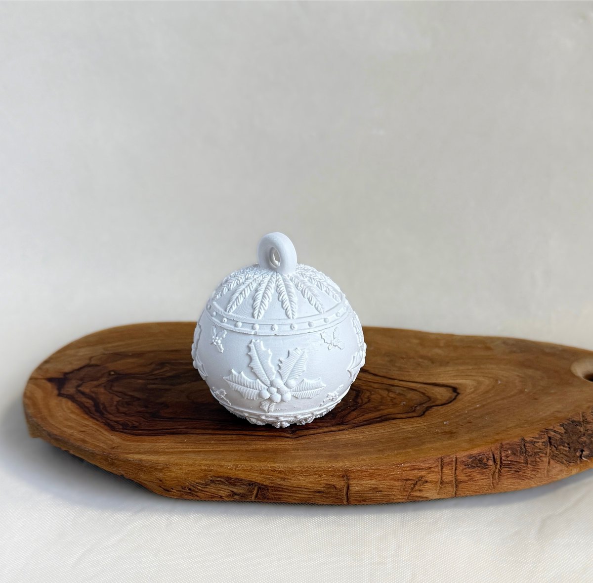 White Christmas Sojakaars - Kerstbal Geurkaars met Hulstmotief - Handgemaakt - 100% Sojawas - Witte Kerst Geurkaars