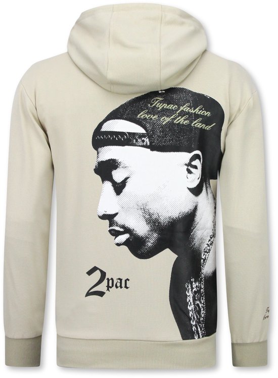 Beige hoodie met grafische print van Tupac op de rug en tekst "Tupac fashion love of the land".