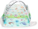 Een babygym met boog en zachte speeltjes, op de mat staan dieren en bomen. De zijkanten zijn wit met grijze stippen.