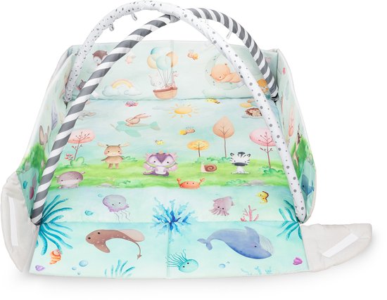 Een babygym met boog en zachte speeltjes, op de mat staan dieren en bomen. De zijkanten zijn wit met grijze stippen.