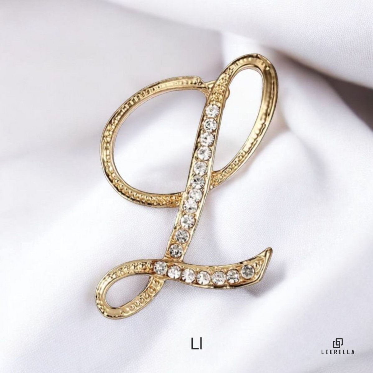 Luxe Strass | L | Letter Broche Goudkleurig met Zirconia Steentjes – Unisex Cursieve Initialen Pin Diverse Maten Voor Heren & Dames