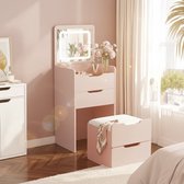 Roze kaptafel met LED-spiegel, krukje en lades, in een slaapkamer met gordijnen en bloemen.