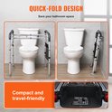 Grijze toiletbeugel in open en opgevouwen positie naast een toilet. En opgevouwen in de kofferbak van een auto.