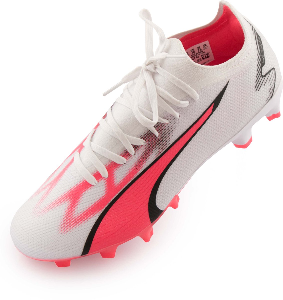 Puma Ultra Match FG/AG voetbalschoenen in wit, zwart en fire orchid, met lichtgewicht mesh en gripcontrol-laag. Maat 46.5.