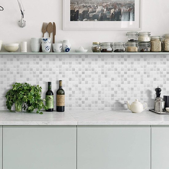 Mozaïektegels met wit en grijs marmerpatroon als achterwand in een keuken met een schap.
