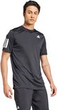 Man met donkergrijs T-shirt met korte mouwen, met de Adidas 3-strepen op de mouwen en een Adidas logo op de borst.