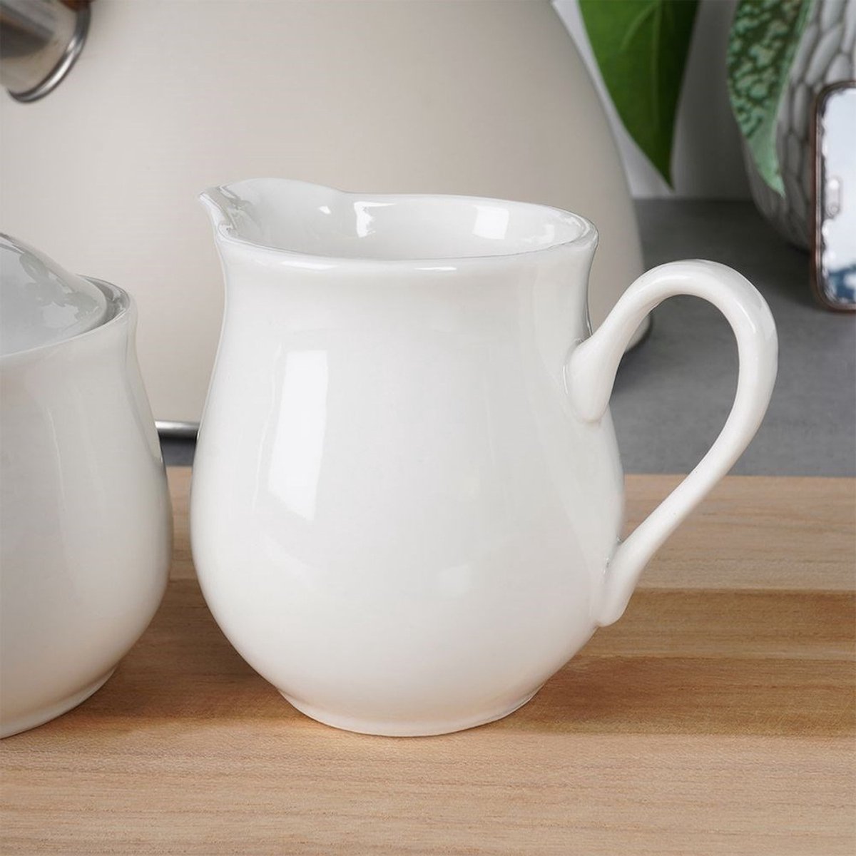 Een servies van wit en gekleurd porselein mat appels in het decor