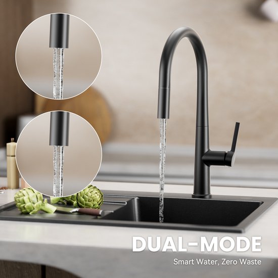 Robinet de cuisine noir en utilisation avec deux modes d'eau : jet et pulvérisation.