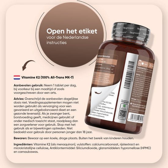 Bruine fles met Vitamine K2 (MK-7) supplementen. De voorzijde toont een fles met een geopend etiket met Nederlandse instructies.