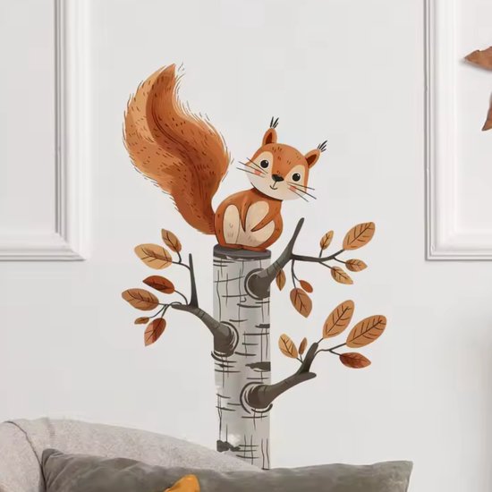 Schattige eekhoorn met een volle oranje staart zit op een boomstronk met herfstbladeren.