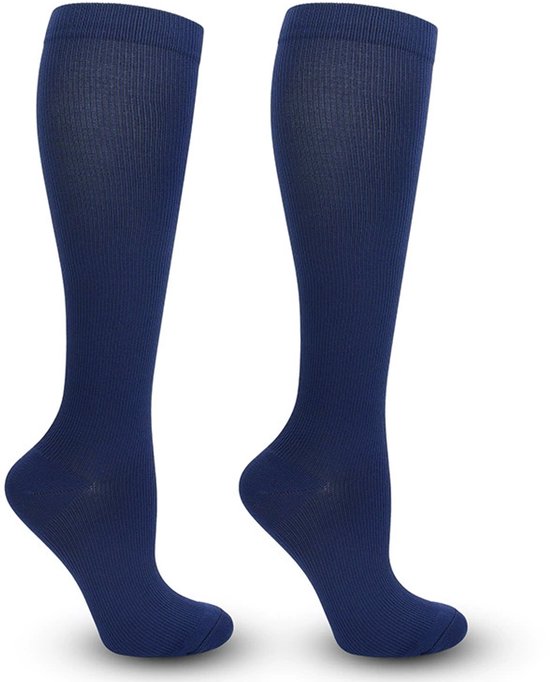 Een paar effen donkerblauwe compressiekousen met een geribd patroon tot onder de knie.