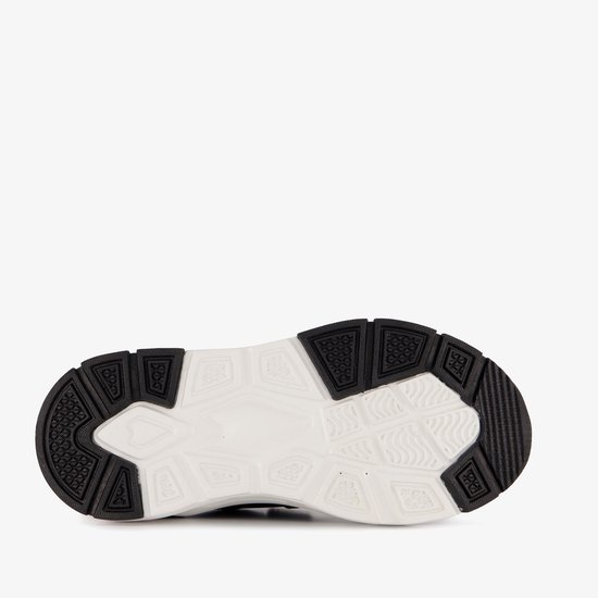 Zool van zwarte en witte sneaker met profiel.
