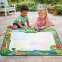 Twee lachende kinderen spelen buiten op een grote watermat met dino thema, gebruikmakend van waterpennen.