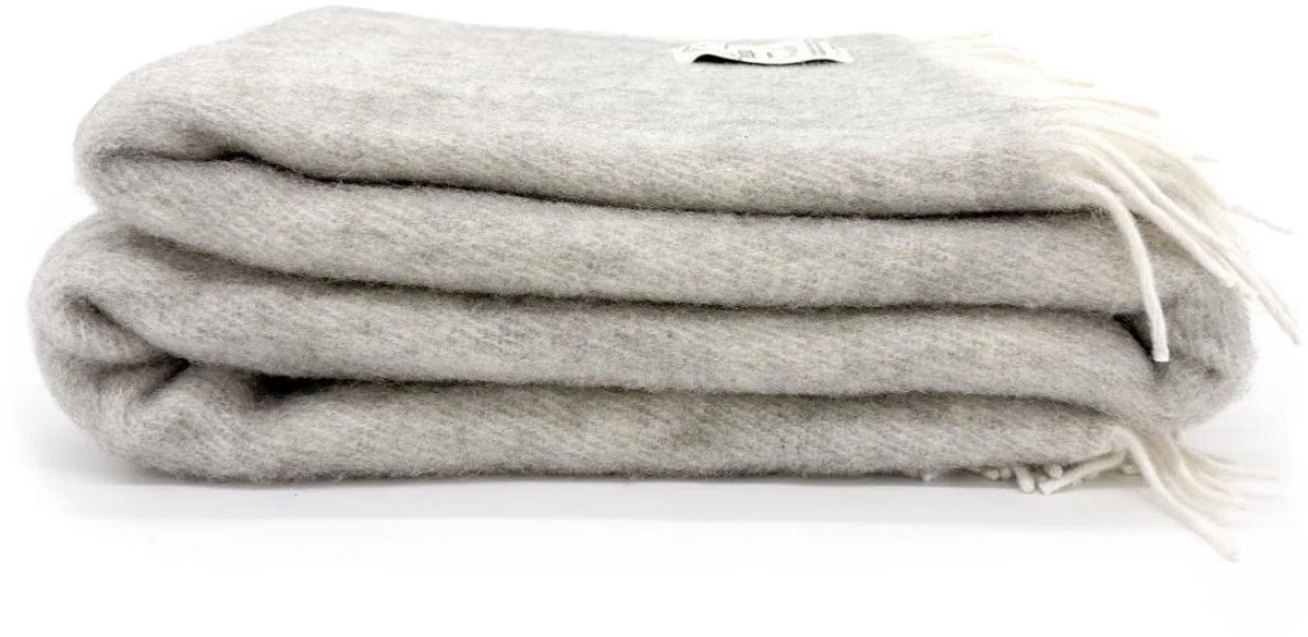 Licht grijze wollen plaid 140x180 met franjes – Texelse wol deken voor bank en bed – Skéépe — cadeau in Wonen & Interieur - foto 2