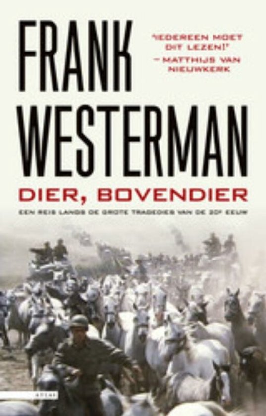 Boek Dïer, bovendïer van Frank Westerman. Een reis langs de grote tredevangers van de 20e eeuw. Met op de omslag een massa paarden en ruiters.