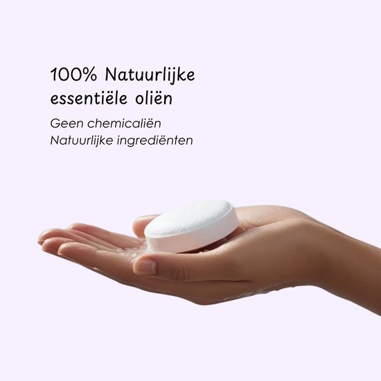 Hand met een witte Steamily shower steamer, met de tekst '100% Natuurlijke essentiële oliën'.